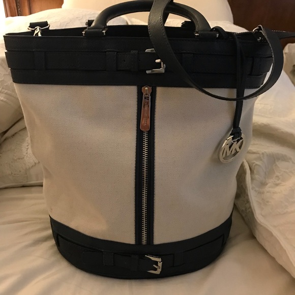 michael kors kingsbury bucket bag 